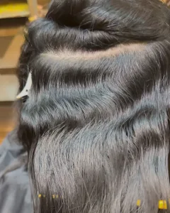 浦和の美容室エナで施術した縮毛矯正のBefore写真。根元に強いうねりがある状態で、前回の縮毛矯正が伸びきっていない状態。