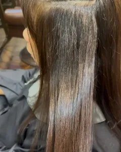 さいたま市浦和の美容室エナで髪質改善デザイン縮毛矯正をかけたロングヘアーでツヤ髪のビフォアー写真