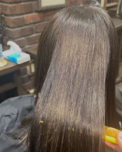 さいたま市浦和の美容室エナの髪質改善縮毛矯正をかける前のうねる癖を改善したアフター写真