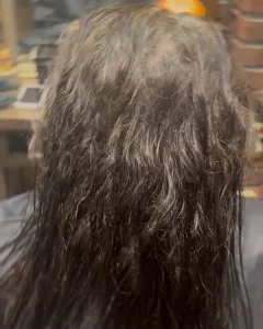 さいたま市浦和の美容室エナの髪質改善縮毛矯正をかける前のうねる癖の写真